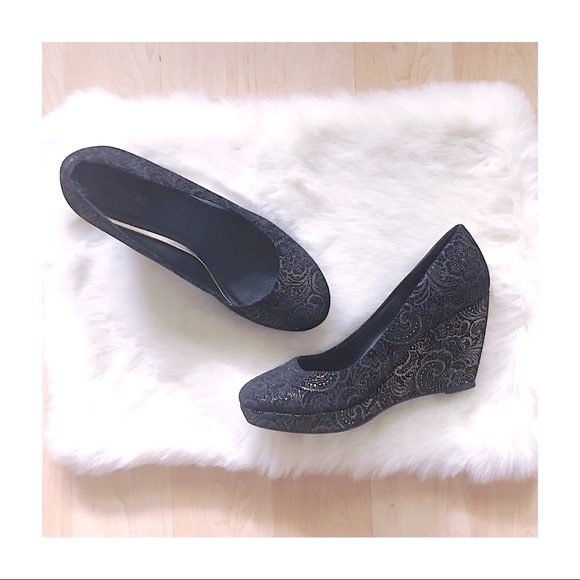Black & Gold Paisley Wedges - Picture 1 of 5